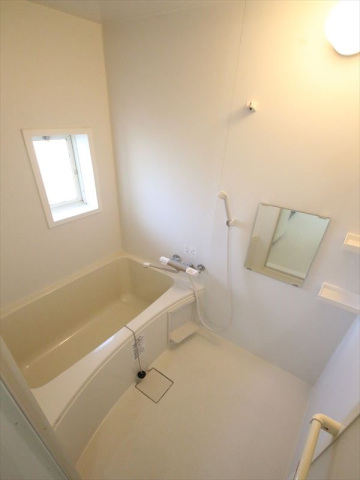 バス・シャワールーム　追焚付のUB　窓があり換気良好