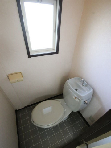 トイレ　トイレ　窓があり換気良好