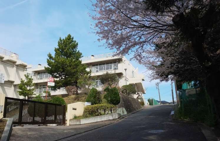 中学校　横浜市立岡津中学校（中学校）まで1267m