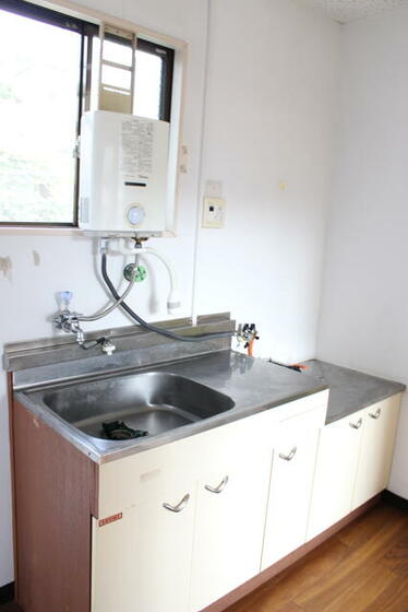 キッチン　湯沸し器・１口コンロ付き