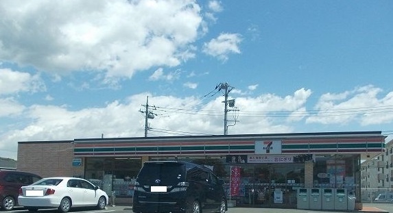 コンビニ　セブンイレブン（コンビニ）まで494m