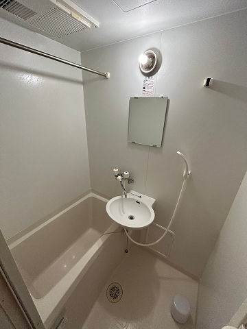バス・シャワールーム　落ち着いた空間のお風呂です
