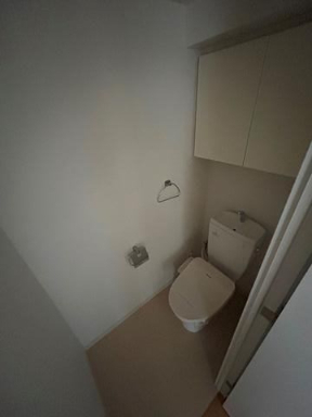 トイレ　落ち着いた色調のトイレです