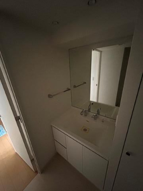 洗面設備　明るい洗面所です