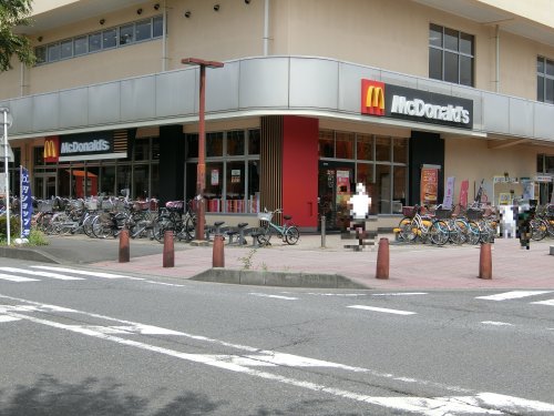 飲食店　マクドナルド鶴ヶ島コモディイイダ店（飲食店）まで712m