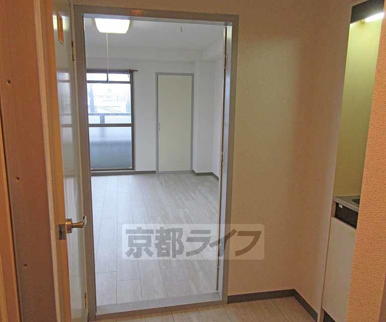 その他部屋・スペース　玄関からリビングです