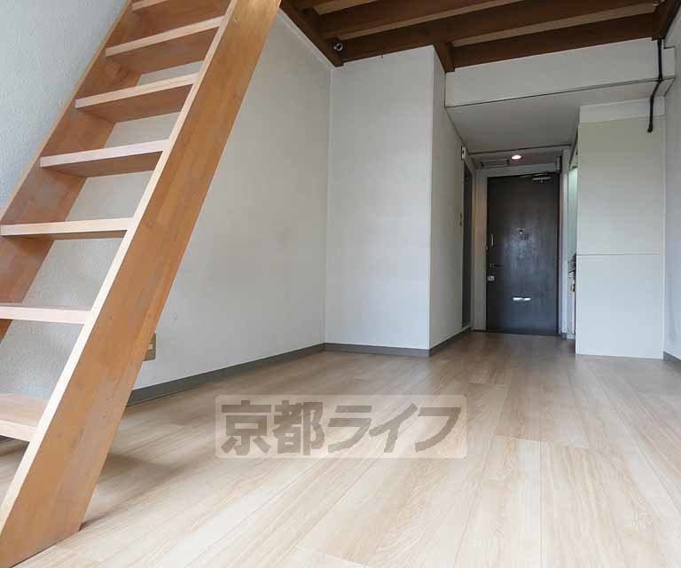 居室・リビング　天井が高めのお部屋です。
