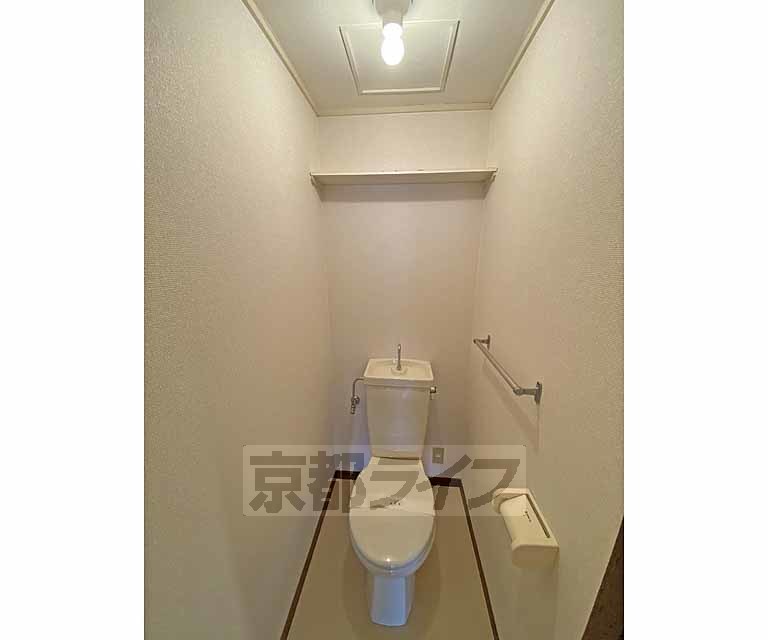 トイレ　コンセントがあるので洗浄便座への交換が可能です。