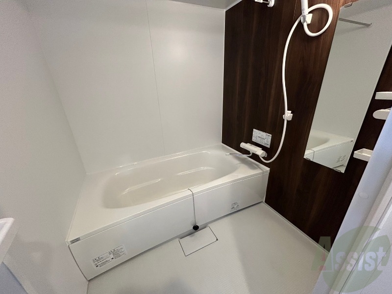 バス・シャワールーム　お風呂です。広々したバスでゆっくりくつろげます。