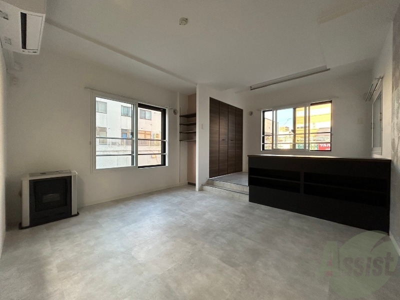 居室・リビング　フローリングと壁のカラーが明るい雰囲気ですね！