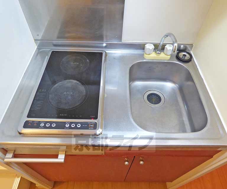 キッチン　一人暮らしには充分な広さのキッチンです。