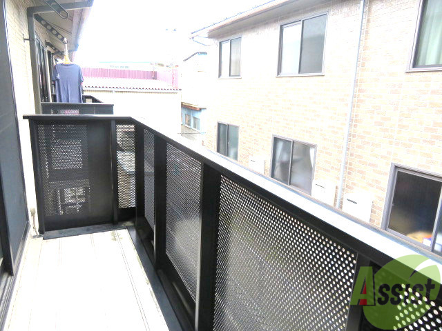 バルコニー　幅があり広めの印象でした。のびのびと作業が出来そうです。