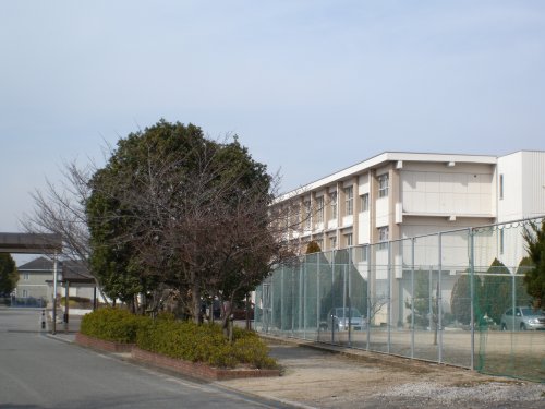 中学校　三木市立三木中学校（中学校）まで818m