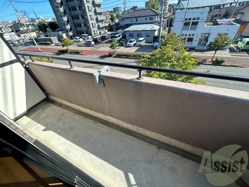 バルコニー　バルコニーは広々としており、洗濯物を干すのに十分な広さです。