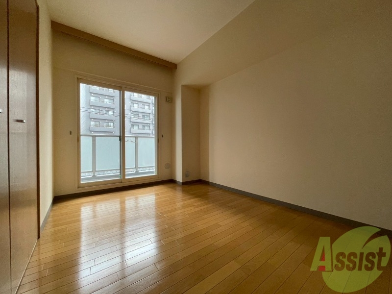 その他部屋・スペース　寝室はこちらです。光が差し込む、温かみのあるお部屋です。