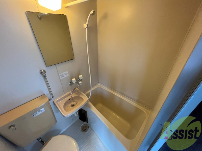 バス・シャワールーム　お風呂です。少し狭いですがシャワーするには十分ですね。