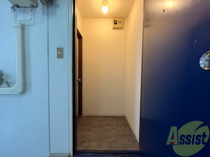 玄関　玄関です。すぐ広いリビングにつながっています。