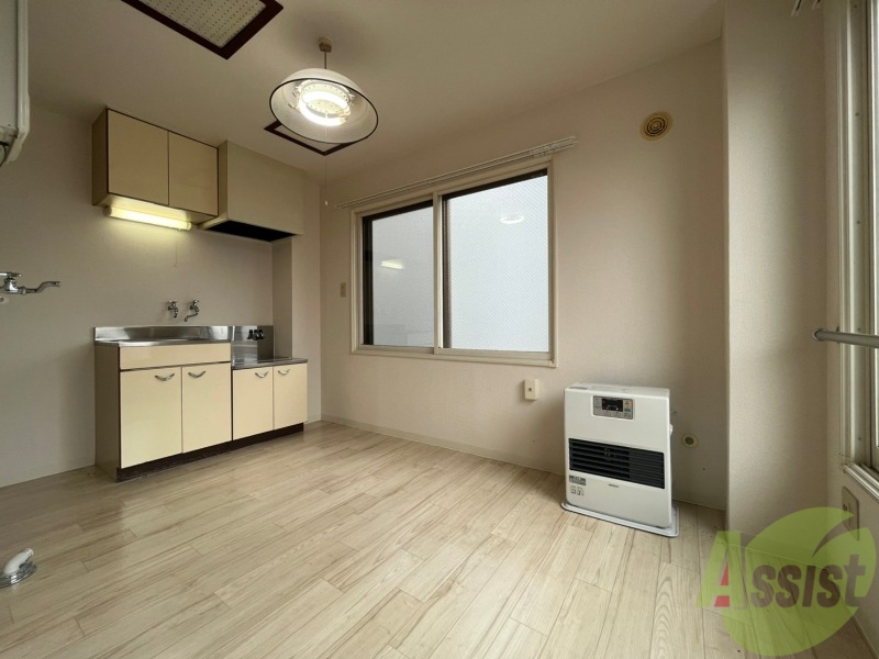 居室・リビング　フローリングや壁の色がお洒落な印象のリビングです。