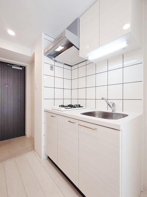 キッチン　２口ガスキッチン・横に冷蔵庫置き場