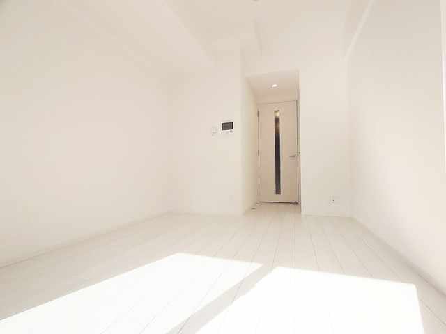 居室・リビング　ホワイトコーデ部屋・フローリング