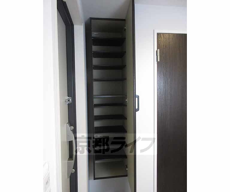 その他設備　トール型の大容量シューズボックスです。