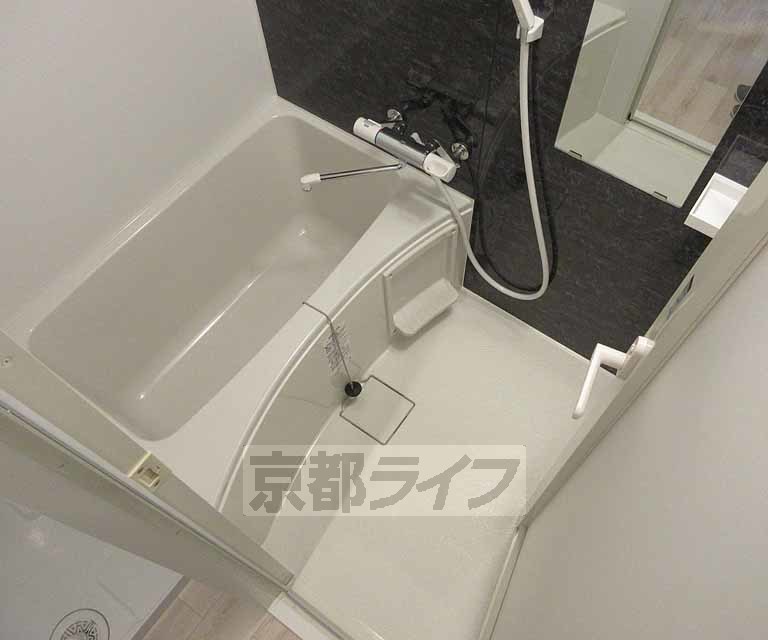 バス・シャワールーム　アクセントがお洒落なバスルームです。