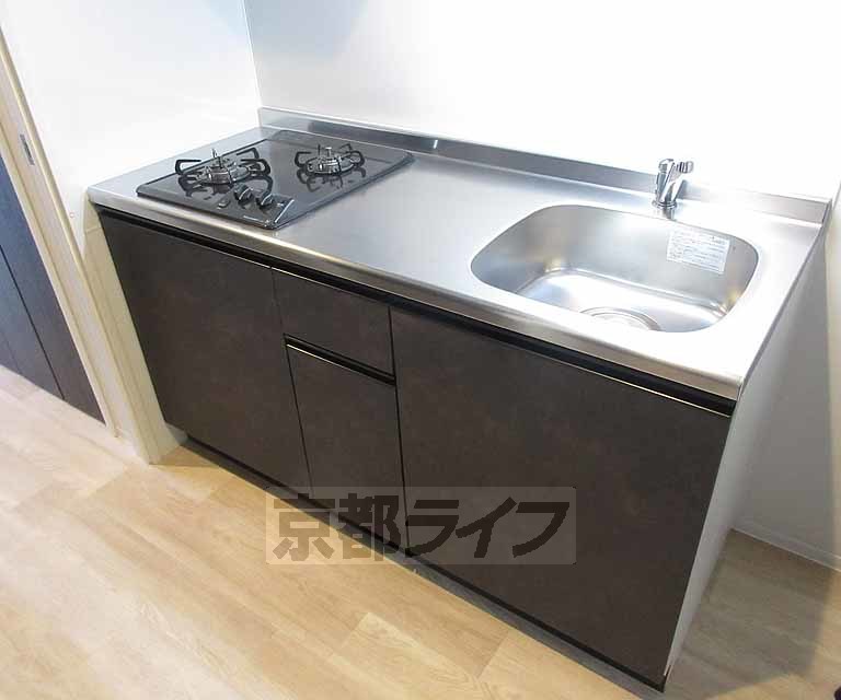 キッチン　２口ガスコンロ付きのシステムキッチンです。