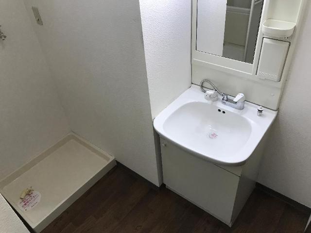 洗面設備　カゴも置ける洗面所