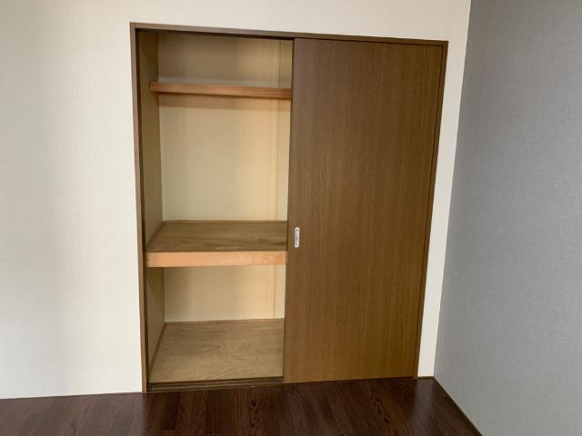収納　リビング横の洋室収納