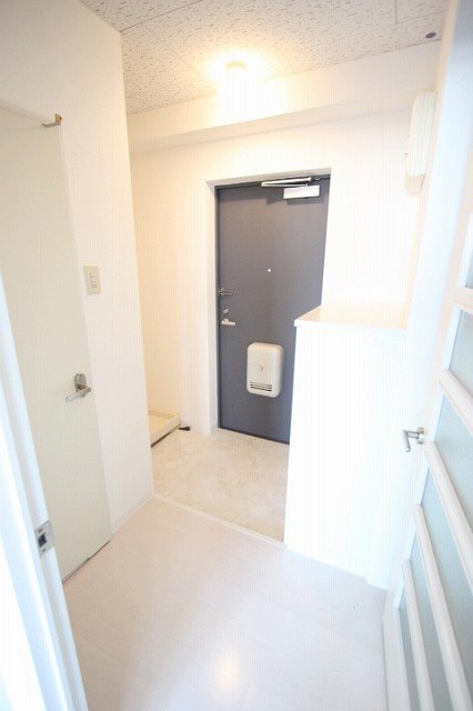 玄関　同物件別号室の写真