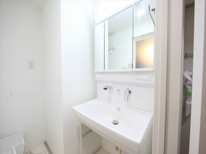 洗面設備　脱衣所　独立洗面台（シャンプードレッサー）洗濯機用意できます