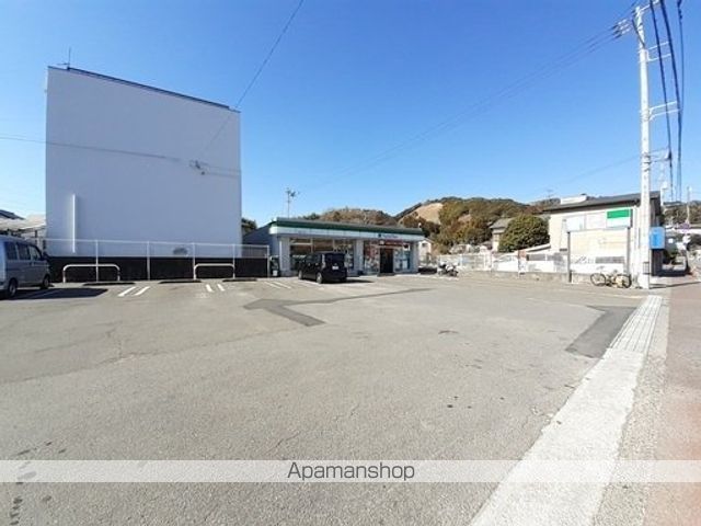 コンビニ　ファミリーマート　高知万々店（コンビニ）まで300m