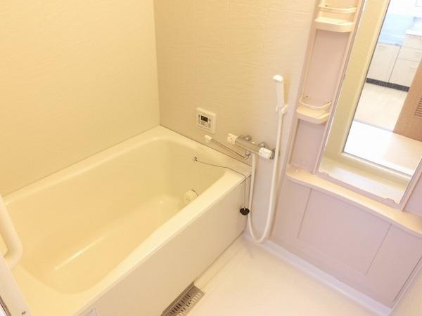 バス・シャワールーム　キレイにリフォームされています！