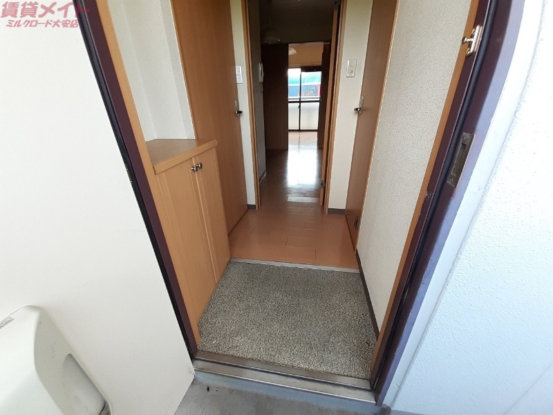 玄関　同物件、別部屋の写真です