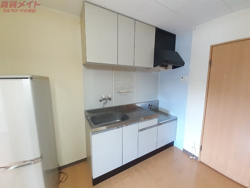 キッチン　同物件、別部屋の写真です