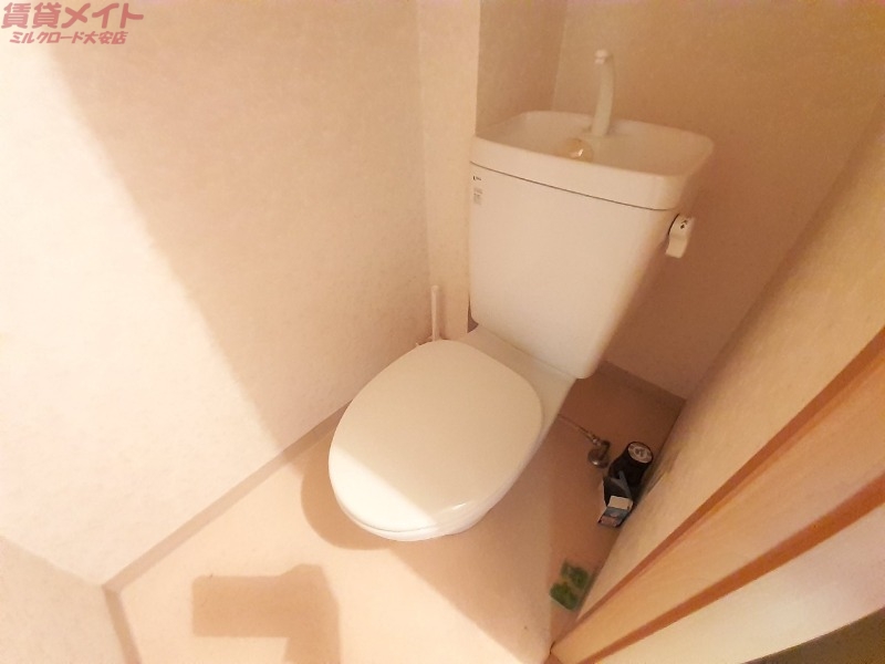 トイレ　同物件、別部屋の写真です
