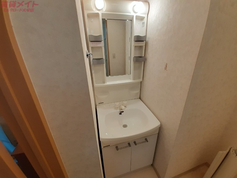 洗面設備　同物件、別部屋の写真です