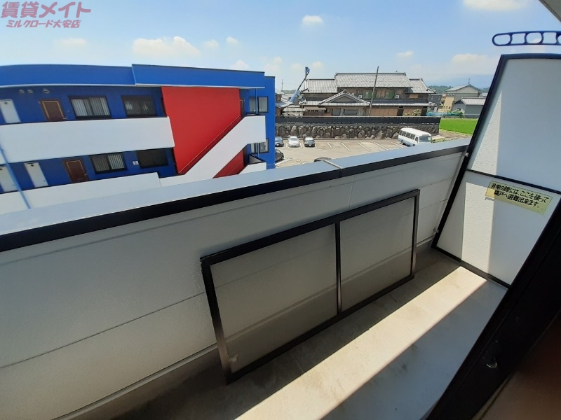 バルコニー　同物件、別部屋の写真です