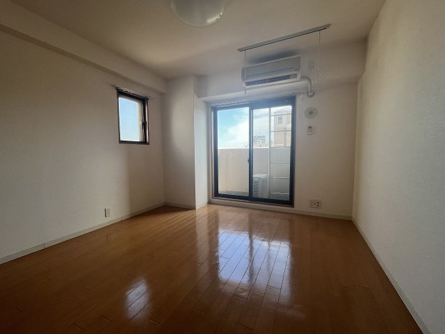 居室・リビング　こちらの居間で趣味の時間をお楽しみください