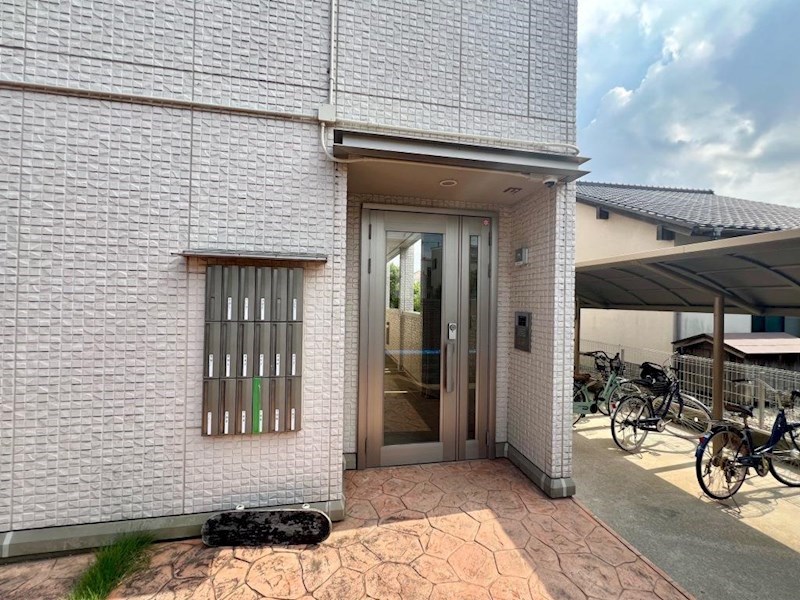 エントランス　エントランスは安全配慮のオートロック付きです