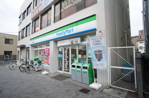コンビニ　ファミリーマート 橿原神宮前駅西口店（コンビニ）まで84m