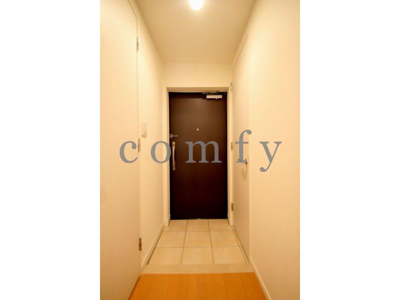 玄関　防犯性の高いダブルロックの玄関・人感センサーライト付