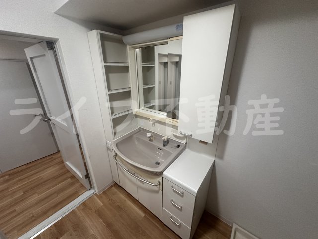 洗面設備　独立洗面台、小物を置くことができて便利です