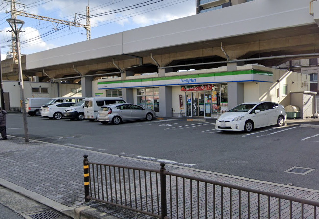 コンビニ　ファミリーマート 八戸ノ里駅東店（コンビニ）まで800m