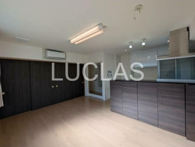 居室・リビング　落ち着いた色味の床材がくつろぎ空間を演出♪