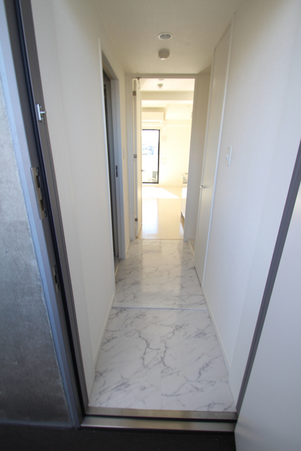 玄関　同間取の別室参考写真です。