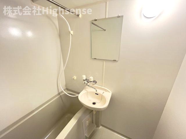 洗面設備　明るい洗面所です