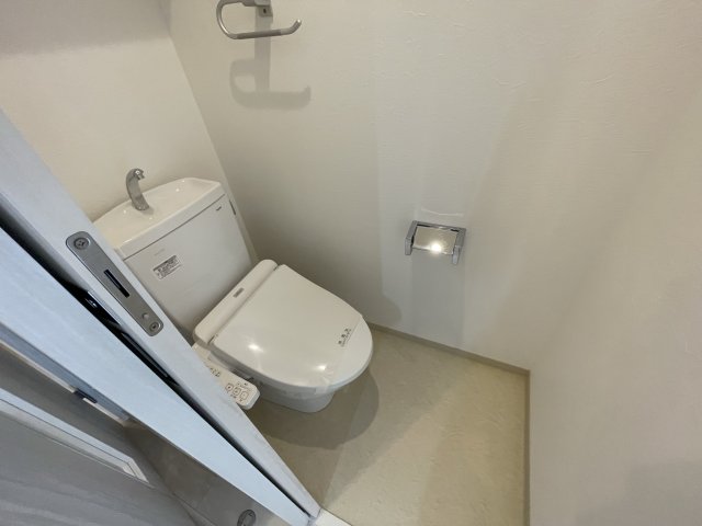 トイレ　同建物反転タイプを表示しています