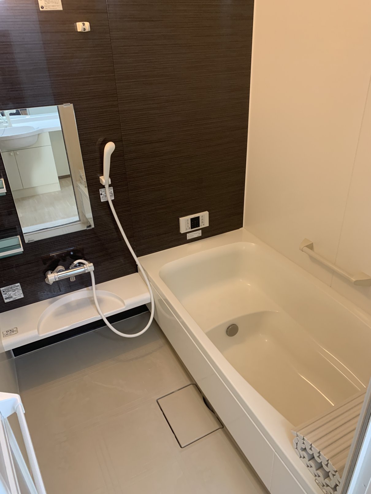 バス・シャワールーム　1坪タイプのお風呂で足をゆったり伸ばして入れますよ