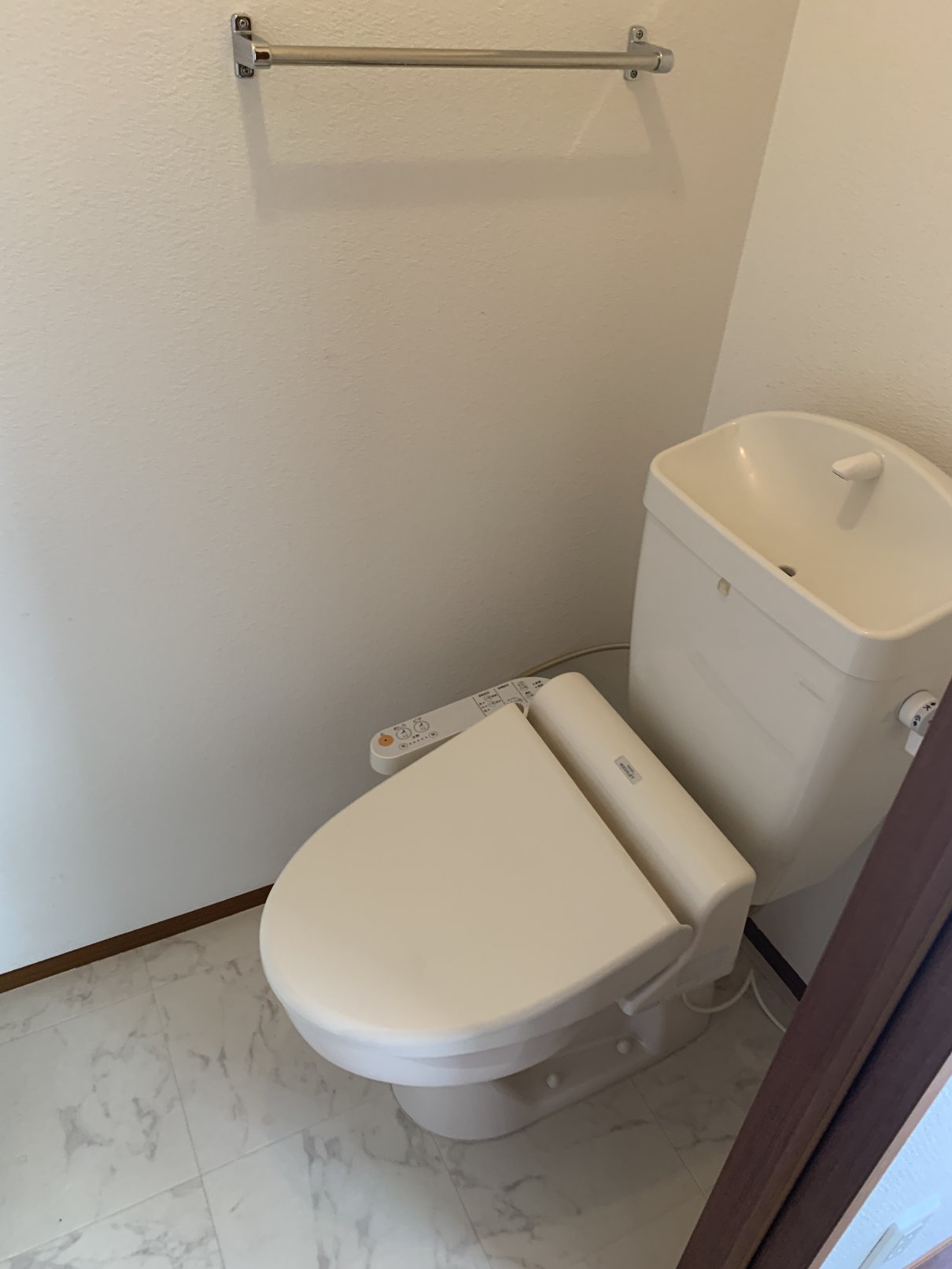 トイレ　温水洗浄便座付トイレ